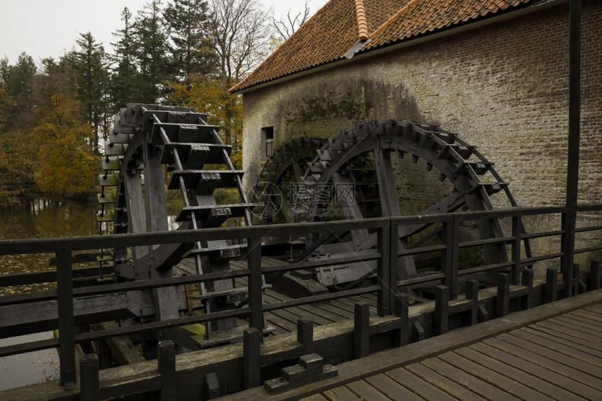 城市荷兰丁克辛格拉文城堡工作齿轮驱动的水车在荷兰辛格拉文自然区的水车中工作活力河图片