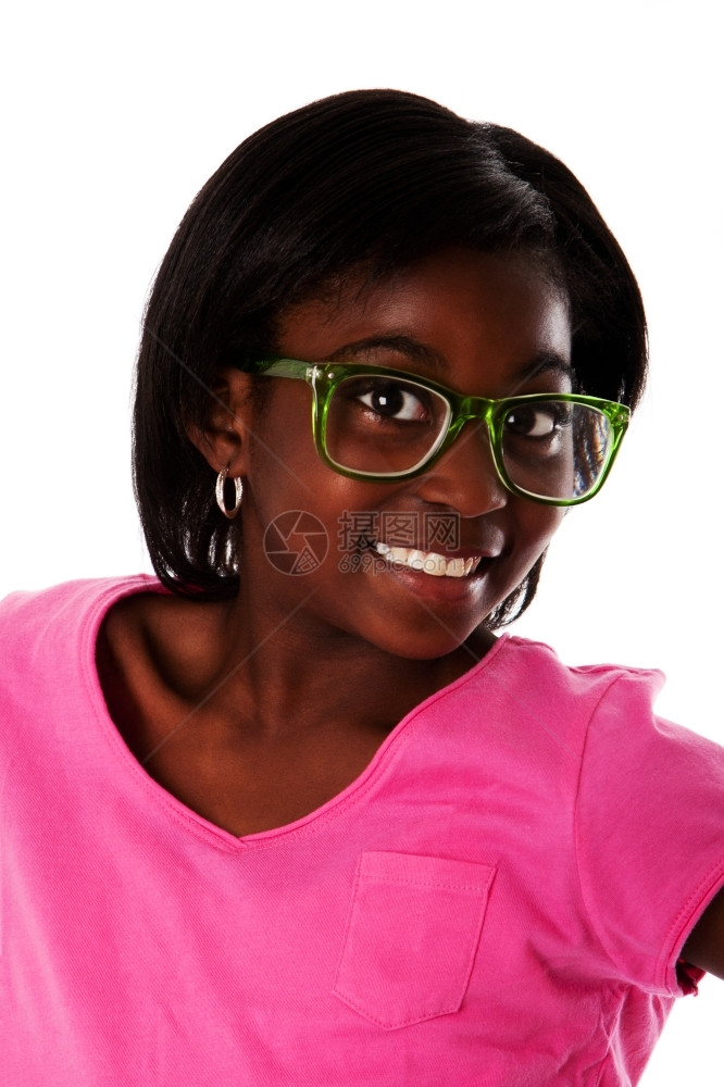 美丽的快乐面容一个十几岁的女孩带着书呆子眼镜微笑孤立摄影绿色非洲人图片