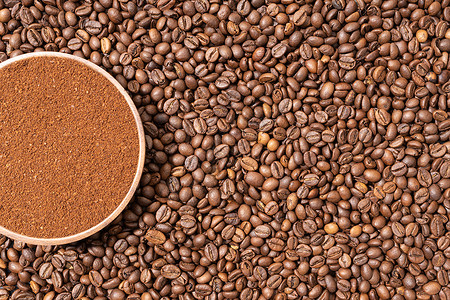 咖啡豆中的咖啡粉图片