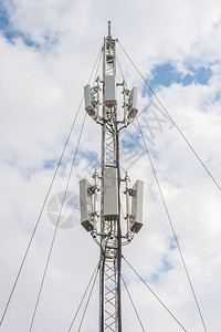 电话对抗阴云蓝色天空的电信杆互联网子的背景图片
