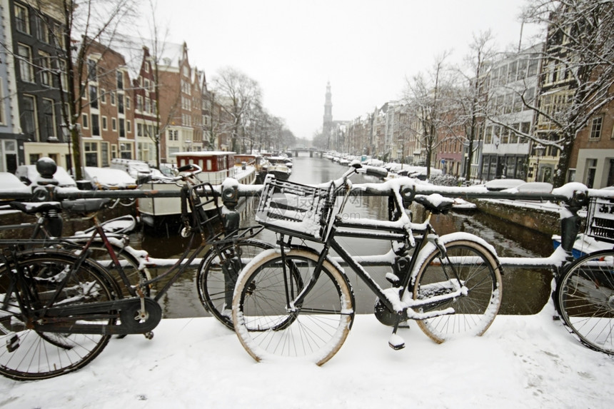 阿姆斯特丹在荷兰冬季被Westerkerk河雪淹没运屋自行车图片