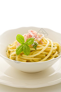 布卡蒂尼以孤立背景的酸奶油和火腿相照美味的意大利面酱草药图片