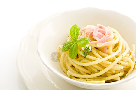 意大利语布卡蒂尼好的以孤立背景酸奶油和火腿相照美味的意大利面图片