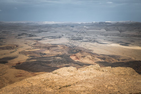 从米茨佩拉蒙看以色列内盖夫沙漠从米茨佩拉蒙看沙漠谷爬坡道岩石图片