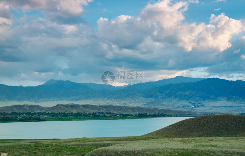 Toktogul水库日落现场吉尔斯坦贾拉勒阿巴德省景观美丽的云图片