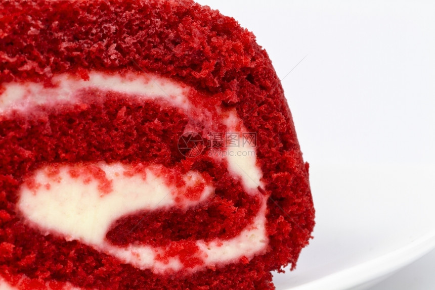红天鹅绒蛋糕卷里面有奶油酪霜放在白色的盘子上紧贴流行蛋糕甜点轧制面包屑图片