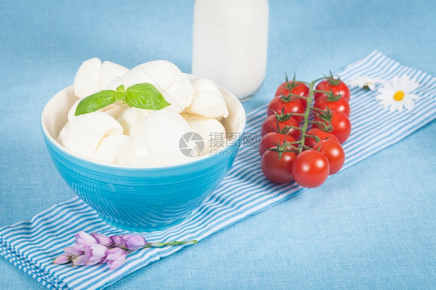 新鲜的红色意大利新鲜奶制品如莫扎里拉瑞冰塔和樱桃西红柿产品图片