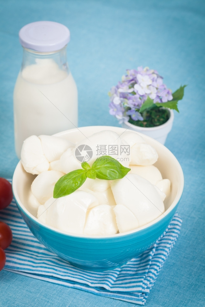 干净的白色饮食意大利新鲜奶制品如莫扎里拉瑞冰塔和樱桃西红柿图片