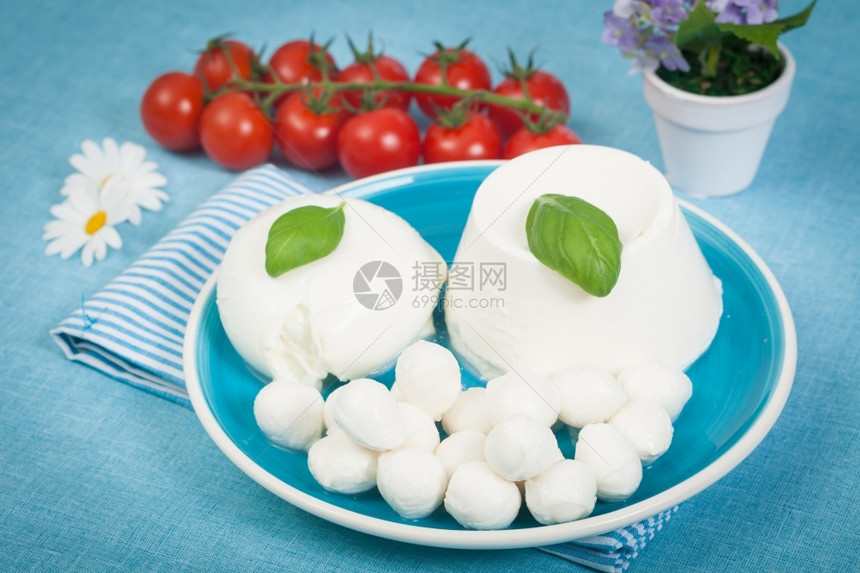 牛奶干净的乳制品意大利新鲜奶制品如莫扎里拉瑞冰塔和樱桃西红柿图片