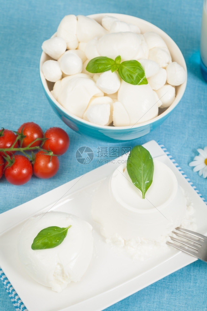 春天意大利新鲜奶制品如莫扎里拉瑞冰塔和樱桃西红柿乳制品食物图片