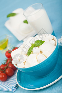 新鲜的起司产品意大利新鲜奶制品如莫扎里拉瑞冰塔和樱桃西红柿图片
