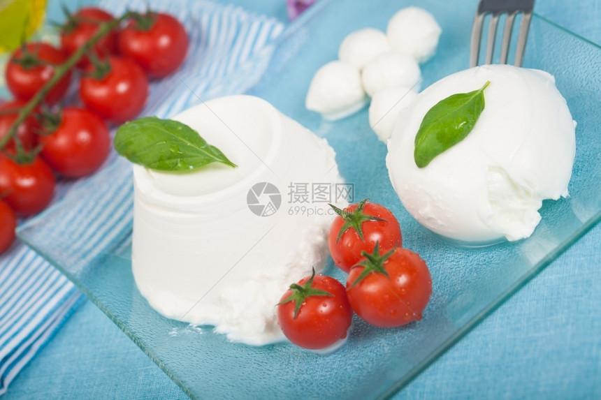 碗意大利新鲜奶制品如莫扎里拉瑞冰塔和樱桃西红柿食物蓝色的图片