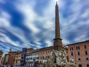 方尖碑在罗马美丽的纳沃广场上云层平坦艺术复兴图片