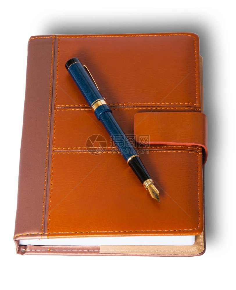规划师蓝色的日记在白背景上被孤立的封闭笔记本顶部的不喷泉钢笔图片