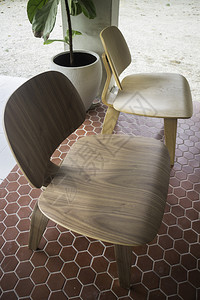 公司的办公室咖啡店的现代木制椅子股票照片图片