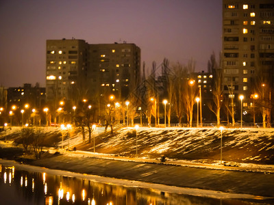 在夜光中照亮城市的灯光晚上场景街道图片