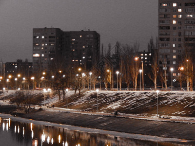 运输散景在夜光中照亮城市的灯光图片