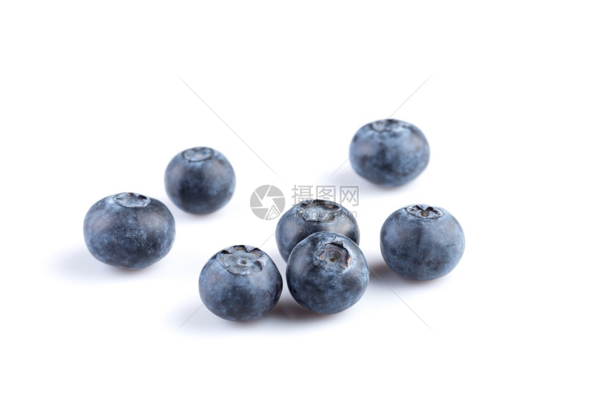 新鲜的目食物白色背景上孤立的新鲜多汁蓝莓图片