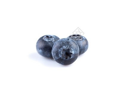 自然甜点白色的背景上孤立的新鲜多汁蓝莓图片