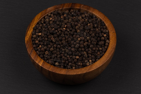 门户14黑石本底木碗中的黑胡椒干燥种子图片