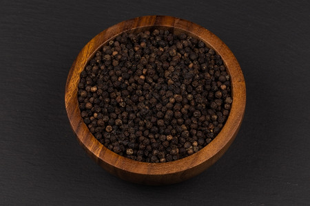 自然黑石本底木碗中的黑胡椒香气食物图片