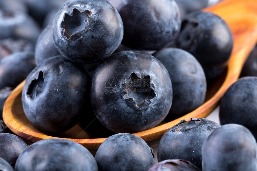白色背景上孤立的新鲜多汁蓝莓的健康小吃图片