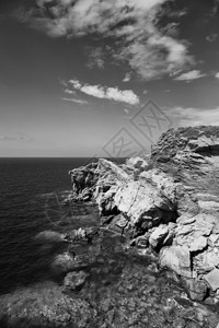 黑色的希腊克里特岛落基海岸以体重计单色垂直的背景