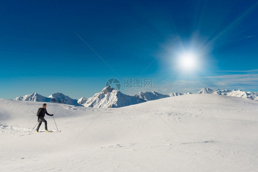 雪山登山的年轻人图片