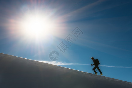滑雪场旅游画册雪山登山的年轻人设计图片