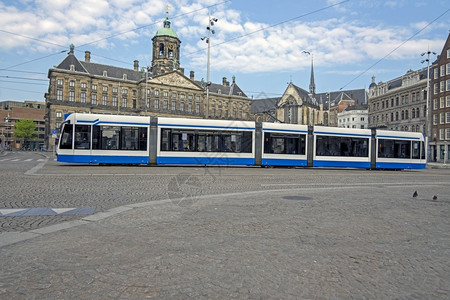 首都从阿姆斯特丹起在荷兰皇宫大坝广场的城风景荷兰皇宫运输城市图片