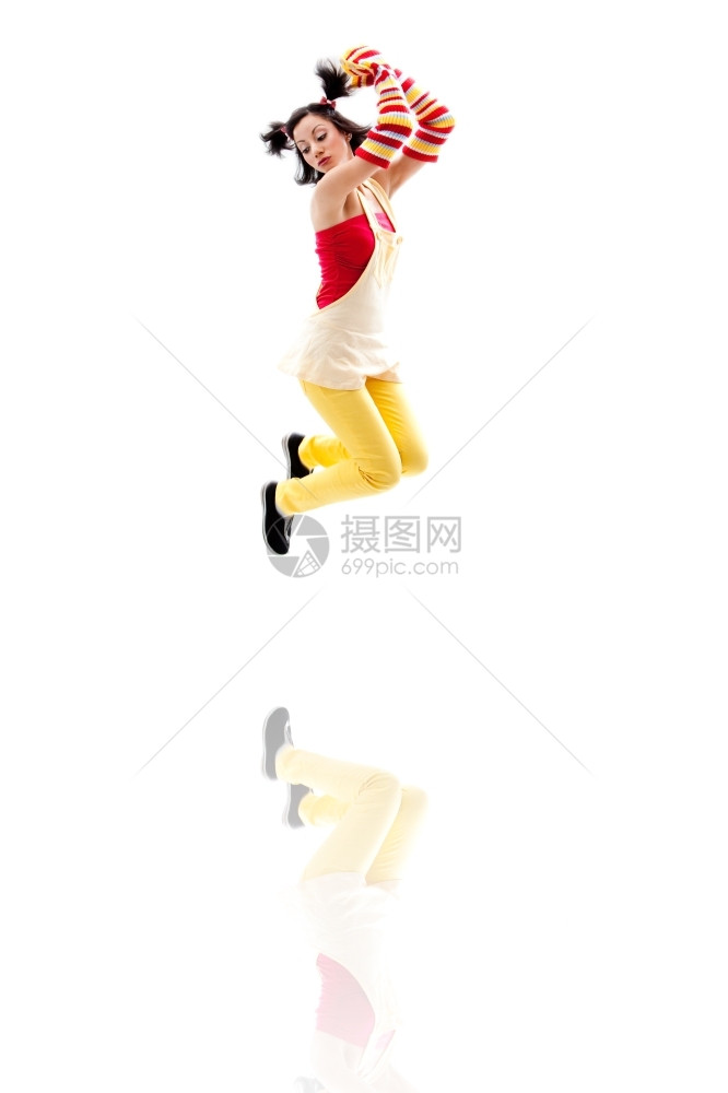 身穿红色黄衣服的拉丁女孩在与世隔绝的反射中跳跃年轻的裤子快乐图片