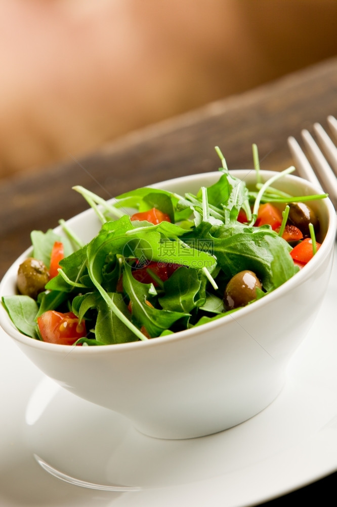 素食主义者意大利语木制的照片美味浅色沙拉木制桌上白碗中的青菜沙拉和西红柿图片