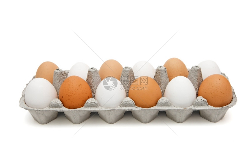 有机的混合包装好白蛋和棕放在一个纸箱中的白蛋和棕在棋盘中单列图片