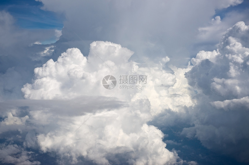 积雨云白色飞空中观视高的蓬松图片
