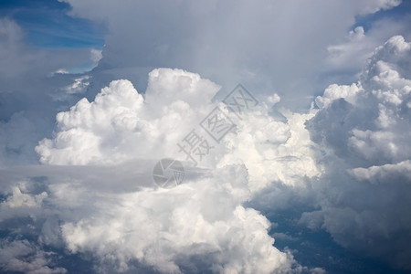 积雨云白色飞空中观视高的蓬松图片