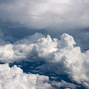 白色飞云空中观视天堂高的图片