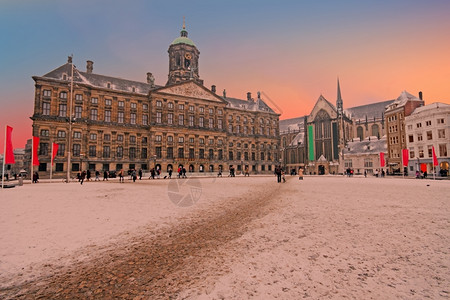 荷兰阿姆斯特丹的SnowyDamsquare黄昏正方形人们图片