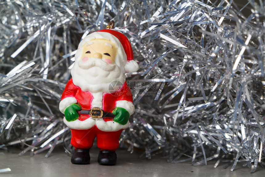 银色闪亮的红圣诞老人雕像和银罐子作为圣诞节的装饰品图片
