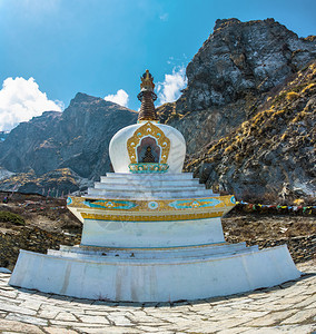 亚洲与尼泊尔喜马拉雅山和蓝天对峙的美丽白色石块蓝的寺庙图片