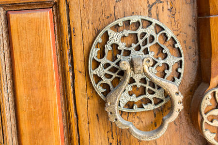 制作门环由金属成的老式手托曼门把木头图片