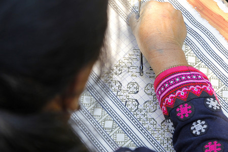 女士紧闭hhhong山地部落写蜡烛制作传统布料画写图片