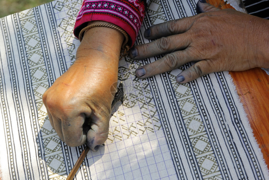 手工制作的绘画女士紧闭hhhong山地部落写蜡烛制作传统布料图片
