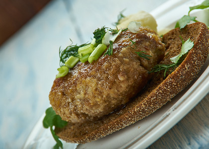 美味的油炸食物丹麦巴黎牛肉露面三明治图片