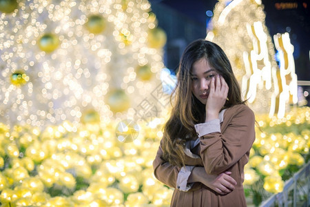 孤独的亚洲女人肖像晚上在户外圣诞节和新年的概念淑女独自伤心图片