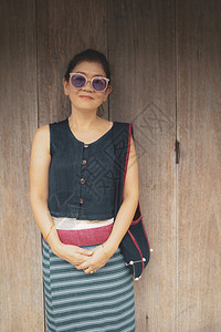 艺术家自由职业者随意的穿着泰国传统服装风格的美丽亚洲女人笑脸面容图片