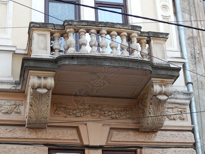 城市的古典建筑石块细节和装饰窗户拱经典的图片