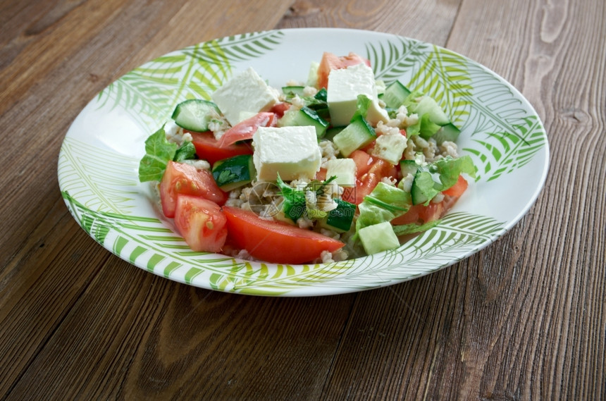 意大利沙拉配有石浆和西红柿单粒小麦夏天食物图片