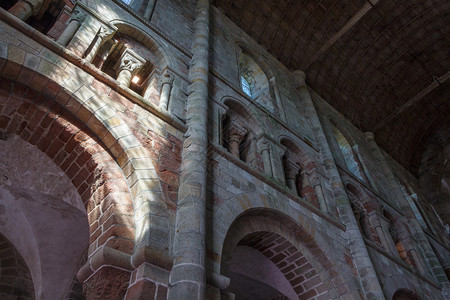 提高圣米歇尔山修道院的顶峰柱子结石蒙特图片