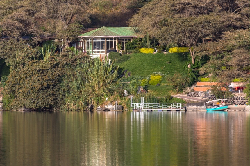 清除反射巴布加亚美丽的Babogaya湖在埃塞俄比亚DebreZeit清晨的阳光升起图片