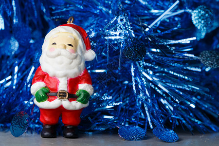 闪亮的胡须装饰圣诞老人雕像和蓝锡罐作为圣诞节的装饰品图片